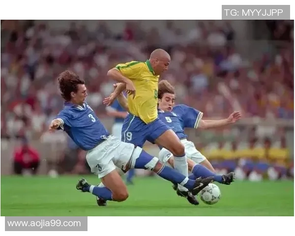 足球巨星愤怒示意闭嘴引发热议 赛场内外舆论纷纷