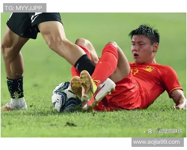 足球球星跪地瞬间定格荣耀与痛苦交织的情感时刻 足球球星跪地瞬间定格荣耀与痛苦交织的情感时刻